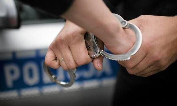 Niebezpieczna paczka i ranny policjant. Aresztowano adresata przesyłki