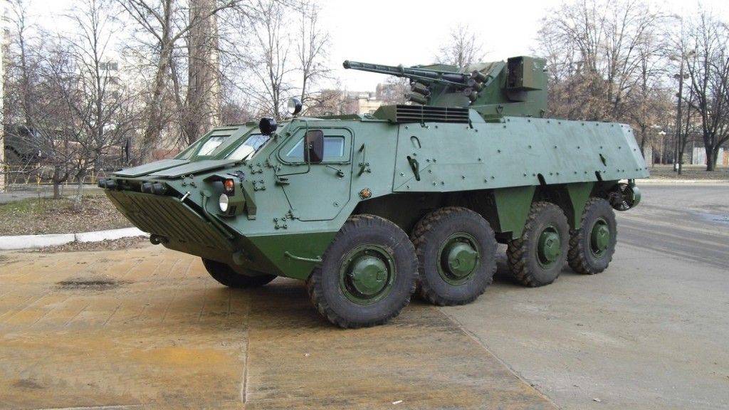 BTR-4 z dodatkowym opancerzeniem boków