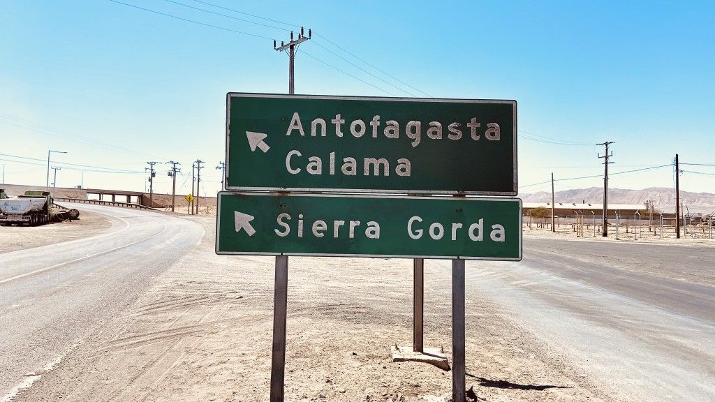 Drogowskaz na miejscowość Sierra Gorda, środek pustyni Atacama.