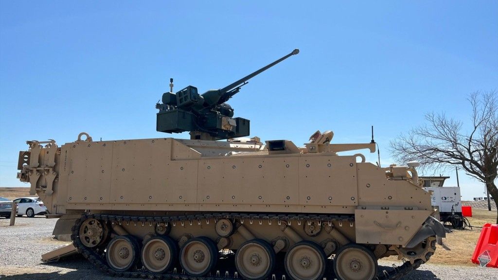 Zdalnie sterowany moduł uzbrojenia R800S zintegrowany z nowym transporterem opancerzonym US Army AMPV.