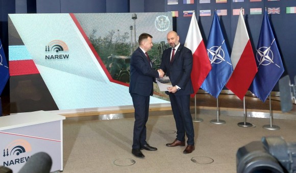 Narew system - Błaszczak and Chwałek
Head of the Polish MoD, Mariusz Błaszczak, and President at the PGZ Group, Sebastian Chwałek, concluding the Narew system agreement.