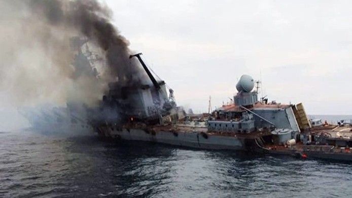 Krążownik rakietowy Moskwa opuszczony przez załogę tuż przed zatonięciem.