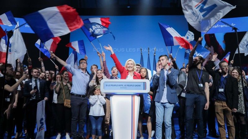 Marine Le Pen (w centralnej części zdjęcia) podczas spotkania ze swoimi zwolennikami przed startem kampanii wyborczej.