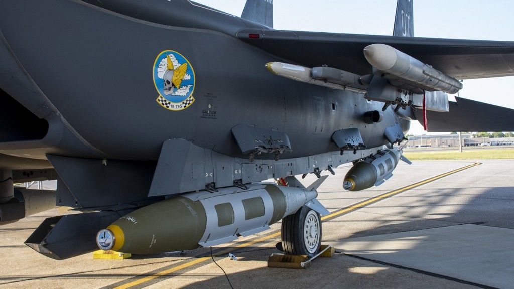 Przystosowane do zwalczania okrętów nawodnych 900-kilogramowe bomby JDAM, podwieszone pod samolotem F-15E Strike Eagle w bazie sił powietrznych Eglin na Florydzie.