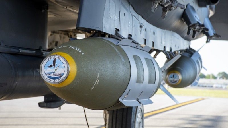 Przystosowane do zwalczania okrętów nawodnych 900-kilogramowe bomby JDAM, podwieszone pod samolotem F-15E Strike Eagle w bazie sił powietrznych Eglin na Florydzie.