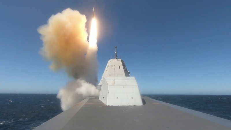 Strzelanie rakietowe z niszczyciela rakietowego USS „Zumwalt” 14 kwietnia 2022 roku na poligonie Point Mugu Test Range na Pacyfiku.