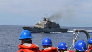 Okręt do działań przybrzeżnych USS „Sioux City” podczas przejścia przez Ocean Atlantycki 3 maja 2022 roku