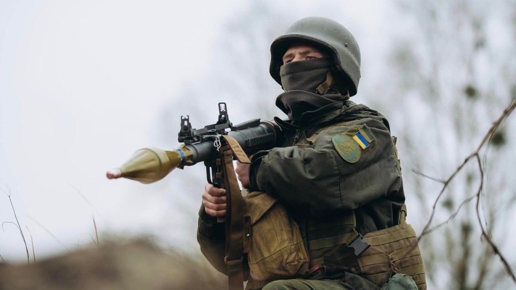 Ukraiński ochotnik z granatnikiem PSRL-1 podczas szkolenia.