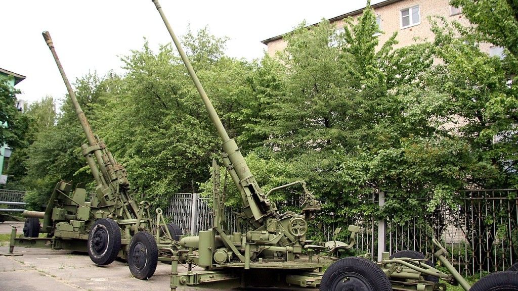 Armaty S-60 w muzeum w Rosji