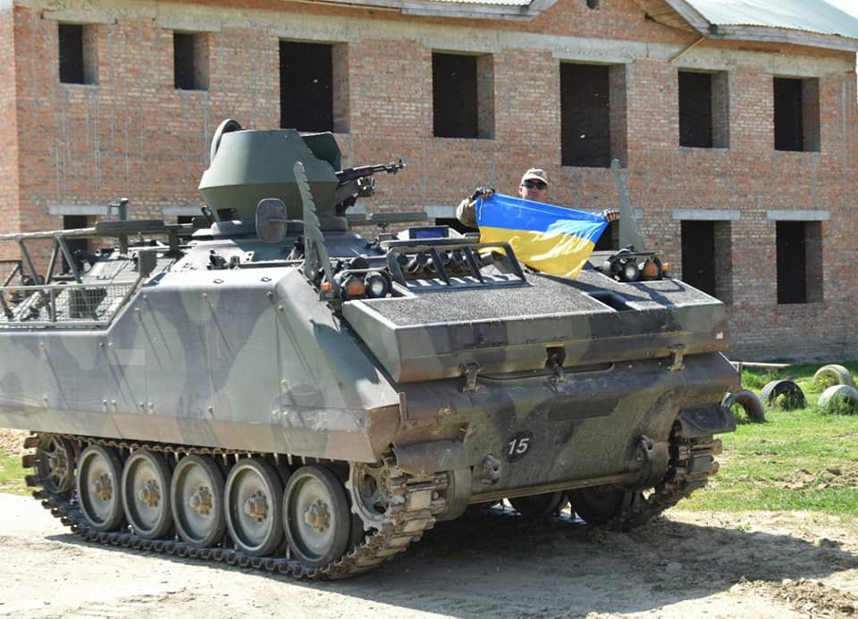 Holandia wysyła setki transporterów Ukrainie