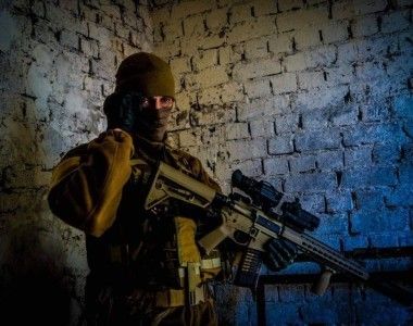 Żołnierz Gwardii Narodowej Ukrainy z UAR-15