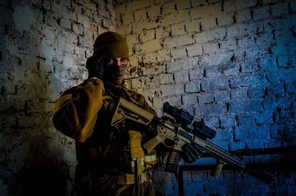 Żołnierz Gwardii Narodowej Ukrainy z UAR-15