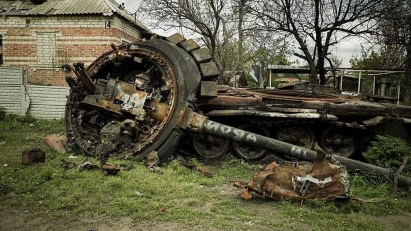 Zerwane wieże rosyjskich czołgów w wojnie w Ukrainie