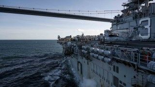 Amerykański okręt desantowy USS Kearsarge (LHD 3) wchodzi na Bałtyk pod mostem nad Cieśniną Sund