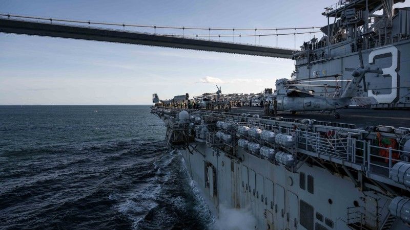 Amerykański okręt desantowy USS Kearsarge (LHD 3) wchodzi na Bałtyk pod mostem nad Cieśniną Sund