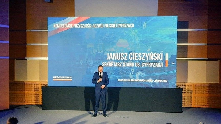 Janusz Cieszyński, sekretarz stanu ds. cyfryzacji w KPRM podczas konferencji