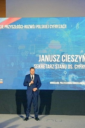 Janusz Cieszyński, sekretarz stanu ds. cyfryzacji w KPRM podczas konferencji
