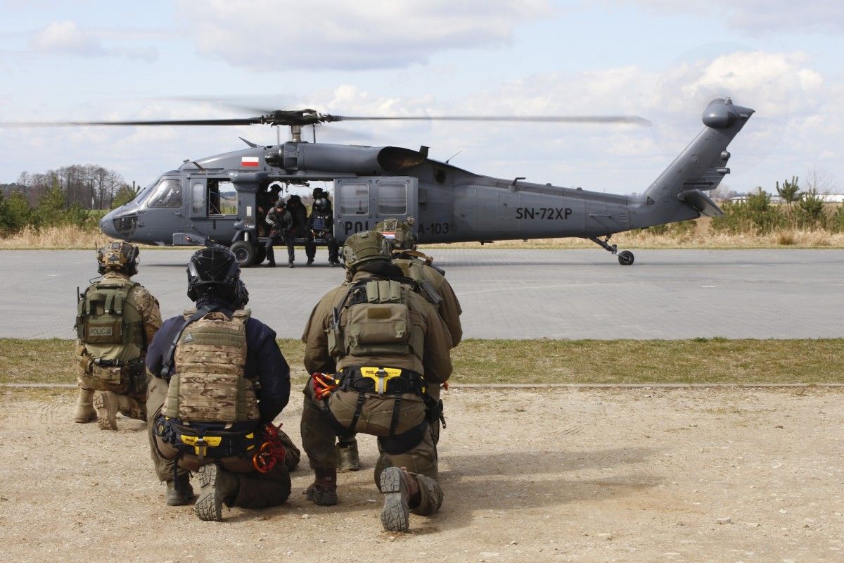 Kontrterroryści w centrum Warszawy. W akcji wykorzystano Black Hawk