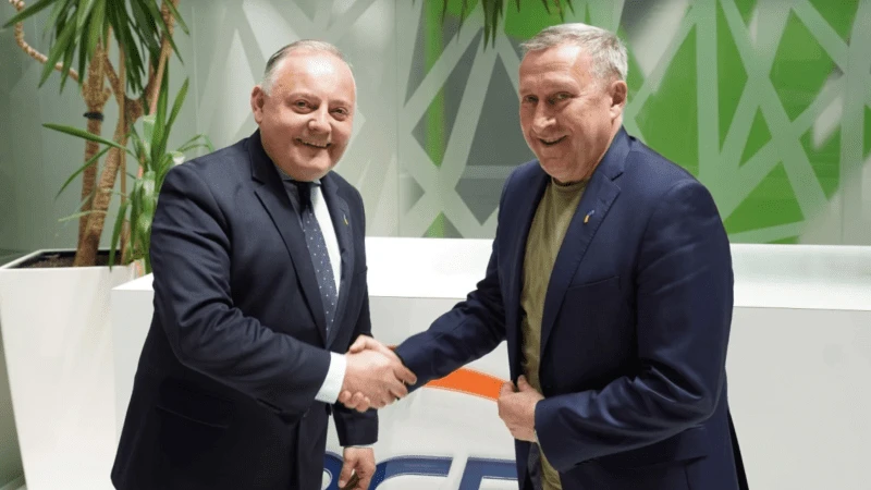 Prezes PGE Wojciech Dąbrowski i ambasador Ukrainy Andrij Deszczyca.