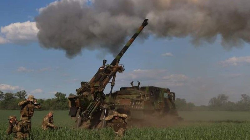 Francuska armatohaubica CAESAR kalibru 155 mm podczas ostrzału pozycji rosyjskich