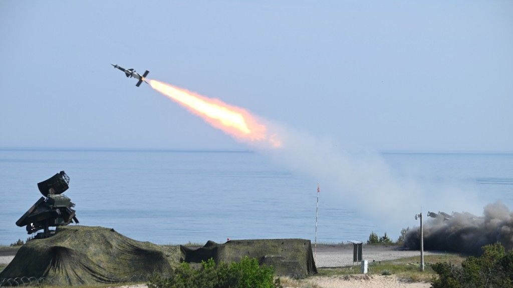 Odpalenie rakiety z polskiej wyrzutni zestawu przeciwlotniczego „Newa”. Z lewej strony widoczny radar naprowadzania całego systemu