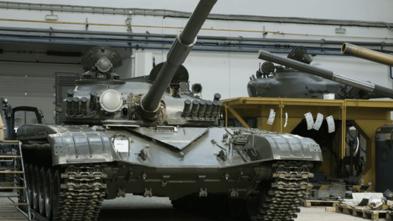Czołg T-72 w zakładach Apolo Engineering. To z nich pochodzi tabliczka znamionowa na wozie zauważonym na Ukrainie.