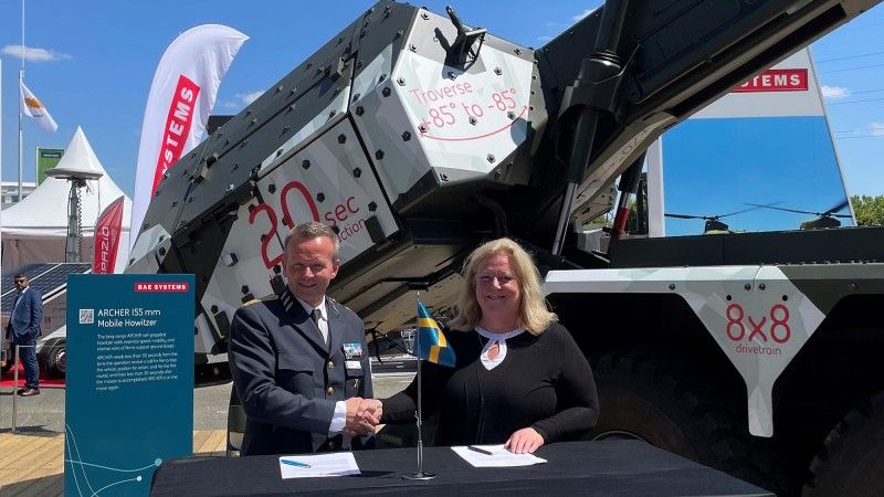 Mikael Frisell, szef Armémateriel FMV i Lena Gillström, dyrektor generalny BAE Systems Bofors na Eurosatory