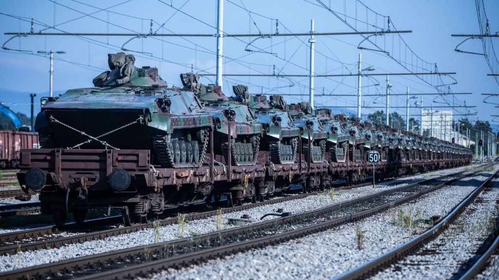 Słoweńskie bojowe wozy piechoty M80A podczas transportu kolejowego na Ukrainę