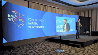 Janusz Cieszyński opowiada o cyfryzacji samorządów podczas konferencji "Miasta w internecie"