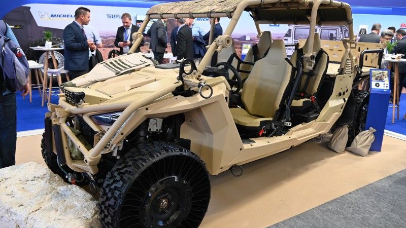 Quad ATV 4×4 Polaris wyposażony w opony bezpowietrzne Michelin X Tweel prezentowany przez koncern Michelin w czasie targów sprzętu wojskowego Eurosatory 2022 w Paryżu