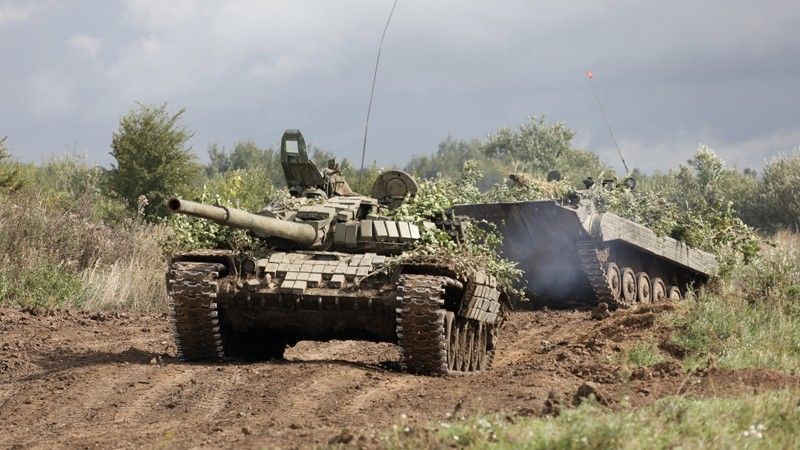 Rosja ma tysiące wozów bojowych, takich jak T-72B i BMP-2, w swoich rezerwach.