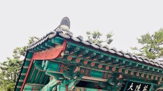 Brama do kompleksu kurhanów Daereungwon w Gyeongju, gdzie siedzibę ma spółka KHNP.