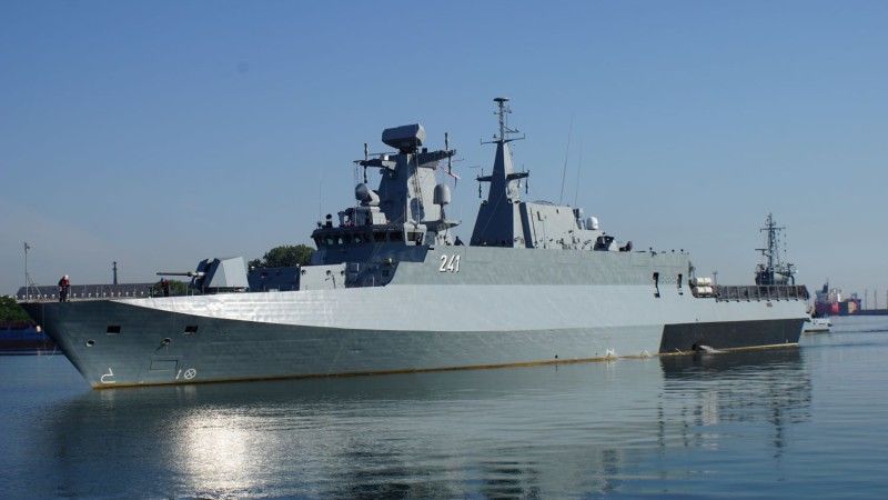 Korweta patrolowa ORP Ślązak (241) zbliża się do Nabrzeża Pomorskiego w Gdyni