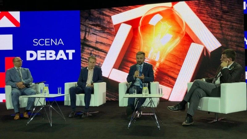 Paneliści podczas debaty