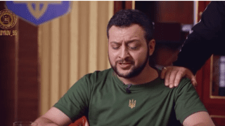 Aktor udaje prezydenta Ukrainy, który rzekomo ogłasza kapitulację