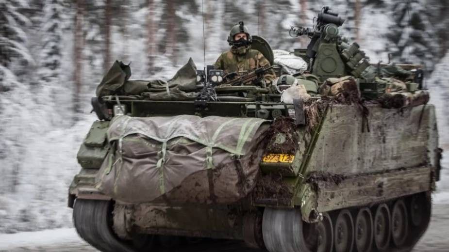 Gąsienicowy transporter opancerzony M113 używany przez armię norweską