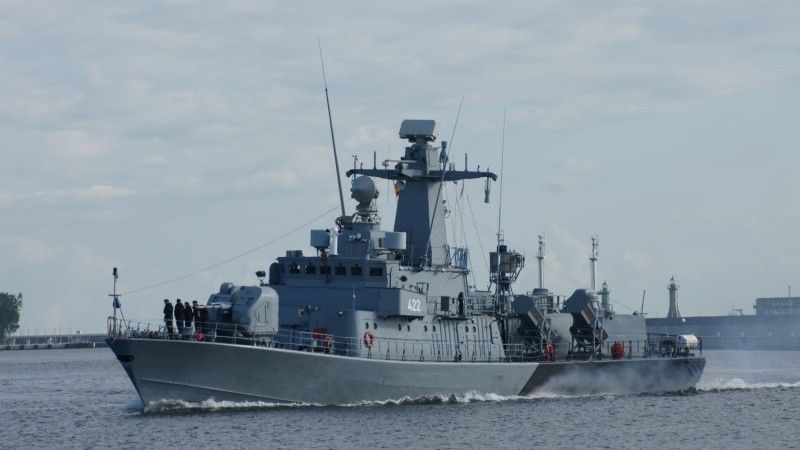 Mały okręt rakietowy ORP Piorun (422) podchodzi do Nabrzeża Prezydenta w Gdyni