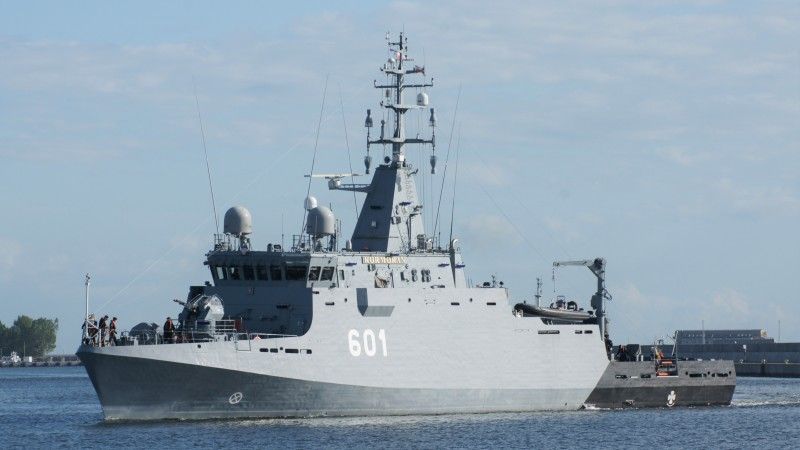 Niszczyciel min ORP Kormoran (601) podchodzi do Nabrzeża Prezydenta w Gdyni