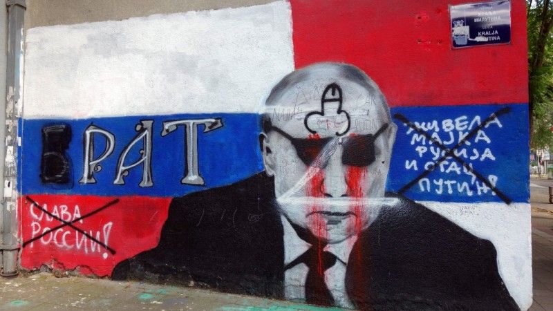 Wizerunek Władimira Putina zdewastowany przez niewiadomych sprawców, Brat(zamalowanie litery b spowodowało pozostanie słowa rat czyli po serbsku wojna) dodatkowo "Slava Rosiiji" zostało przekreślone