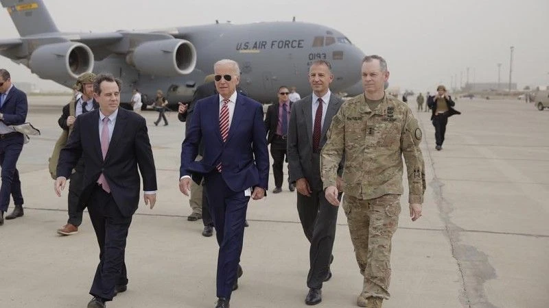 Prezydent USA Joe Biden ze współpracownikami