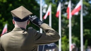 Żołnierz oddaje honory