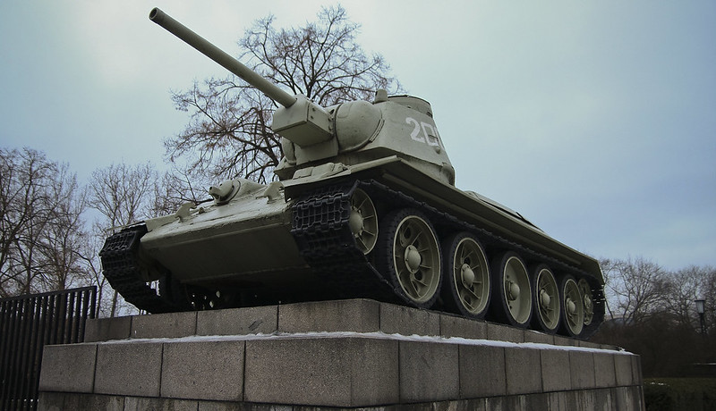 Rosja użyje działań hybrydowych z powodu demontażu sowieckich pomników?