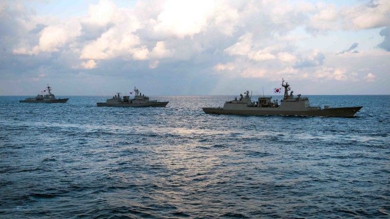 Okręty marynarki USA i Korei Południowej, w tym niszczyciel, który uczestniczył w incydencie z 2018 roku