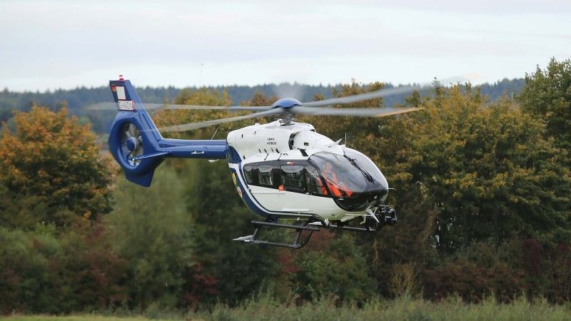 Policyjny H145 w powietrzu w siedzibie Airbus Helicopters w Donauwörth.