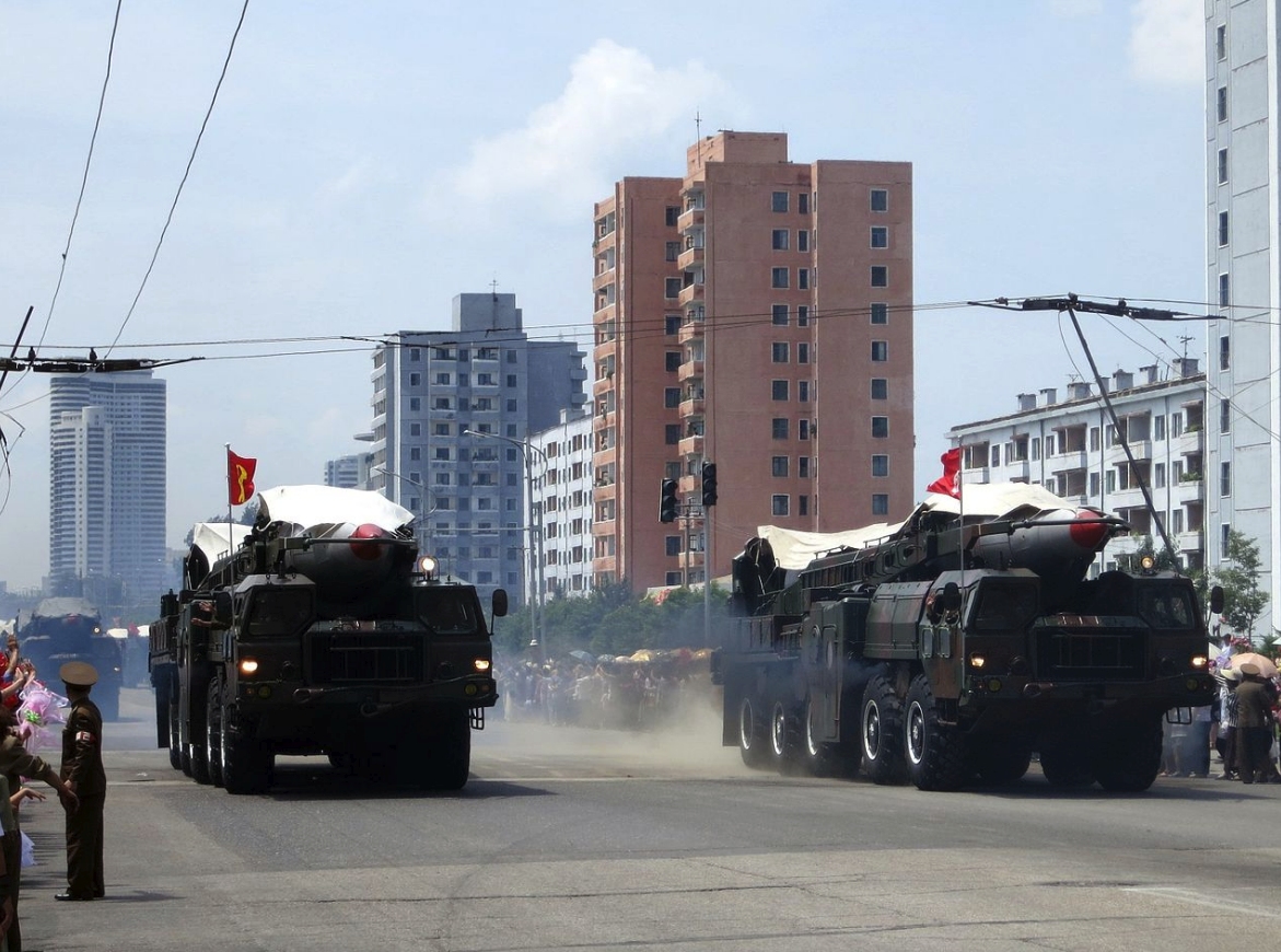 Kim Dzong Un straszy użyciem broni atomowej przeciw USA i Korei Płd.