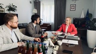 Redaktorzy Energetyka24, Daniel Czyżewski i Jakub Wiech w rozmowie z minister klimatu Anną Moskwą