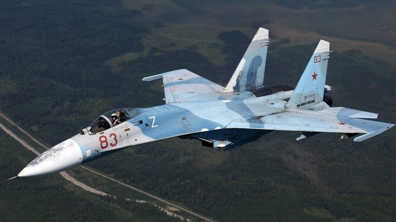 Samolot myśliwski Su-27 z literą Z w czasie próby do lotniczej części parady w Petersburgu