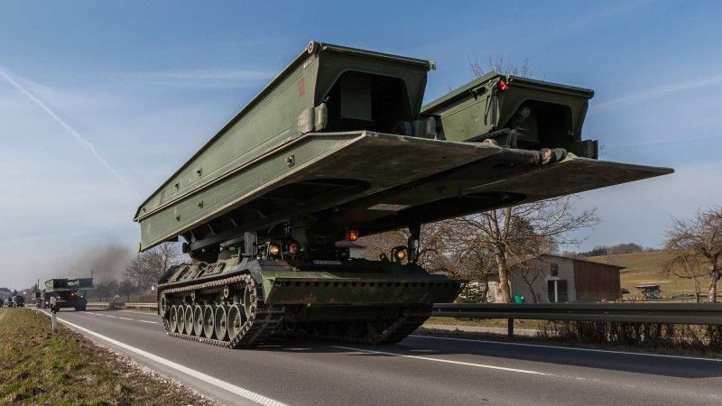 Niemiecki most samobieżny Biber pozwoli na przekraczanie trudnego terenu przez większość pojazdów użytkowanych w armii ukraińskiej.