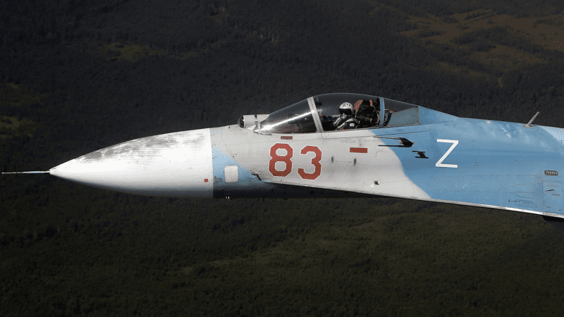 Samolot myśliwski Su-27 z literą Z w czasie próby do lotniczej części parady w Petersburgu