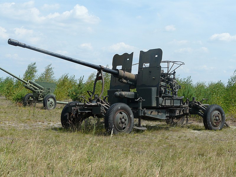 Ukraina: armata przeciwlotnicza z lat 50. strzela do celów lądowych